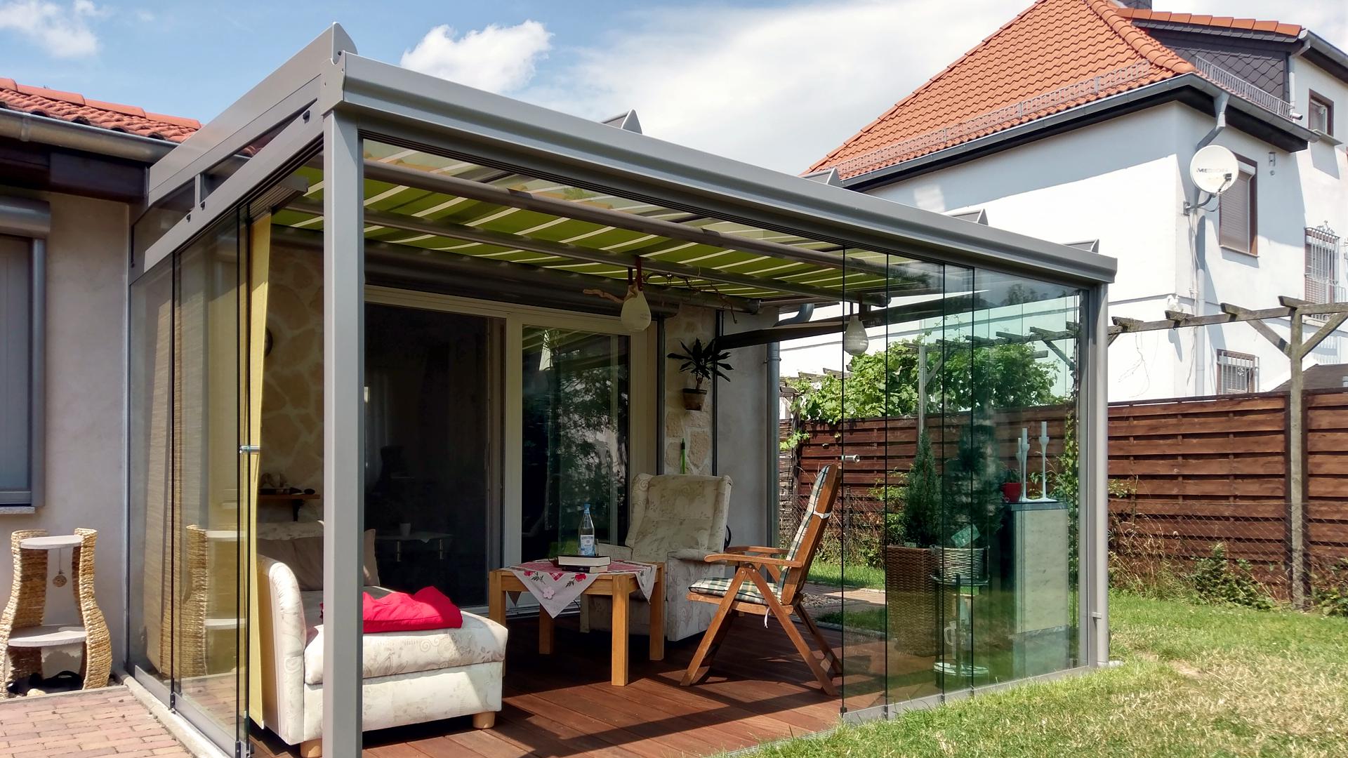 Terrassendach mit Glasschiebewänden und Unterglasmarkise